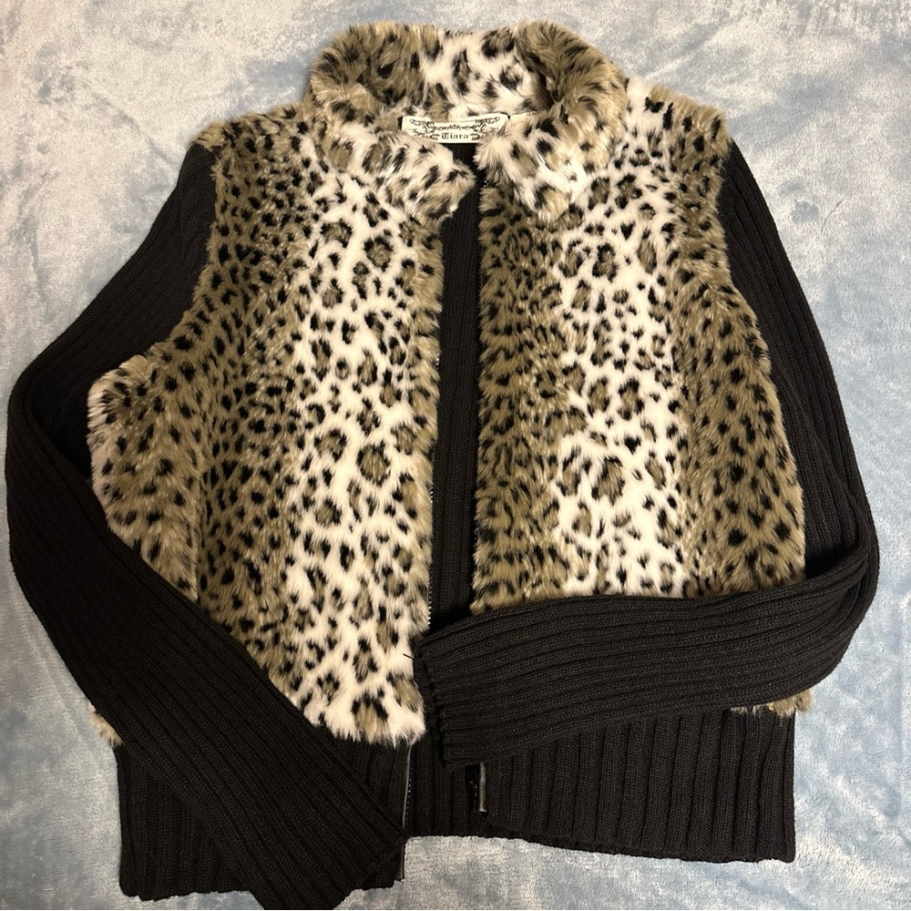 Tiara Leopard and black cable knit sweater Women’s size large